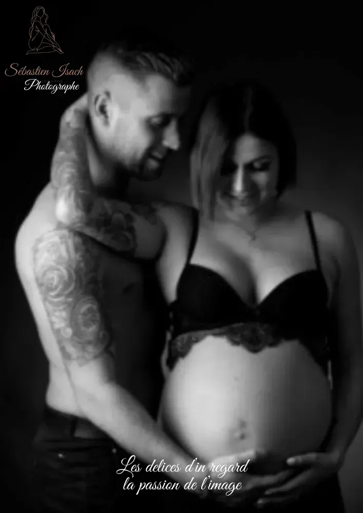 En couple sur l’oreiller : quand la lumière devient confidence lors d’une séance photo